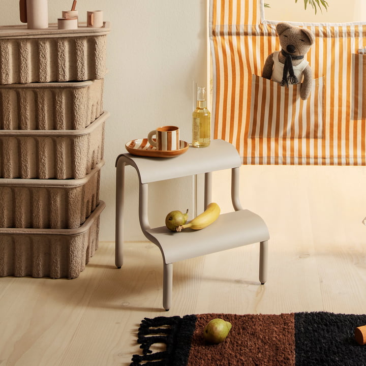 Up Step multifunktionel skammel fra ferm Living i cashmere