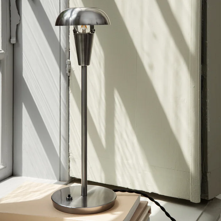 Tiny bordlampe fra Ferm Living i nikkel finish