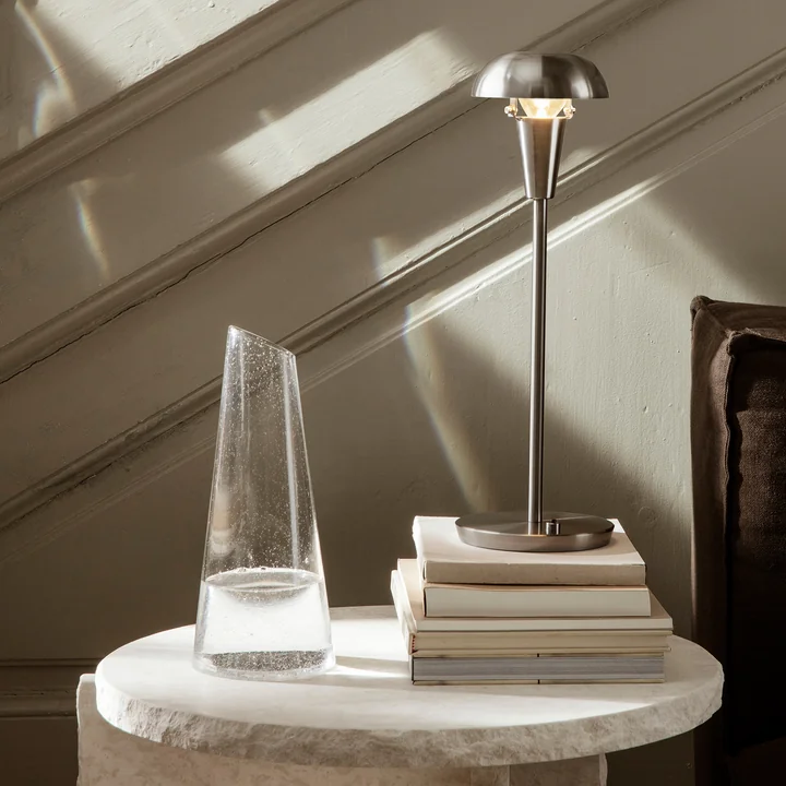 Tiny bordlampe fra Ferm Living i nikkel finish