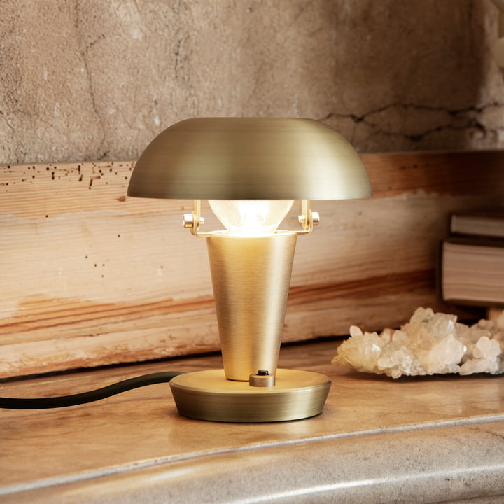 Tiny bordlampe fra ferm Living i messingversionen