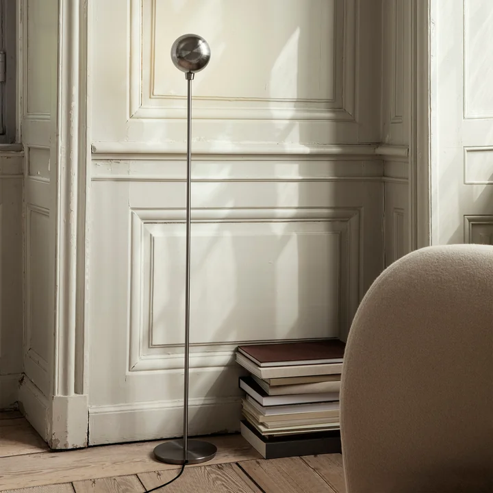 Tiny gulvlampe fra Ferm Living i nikkel finish