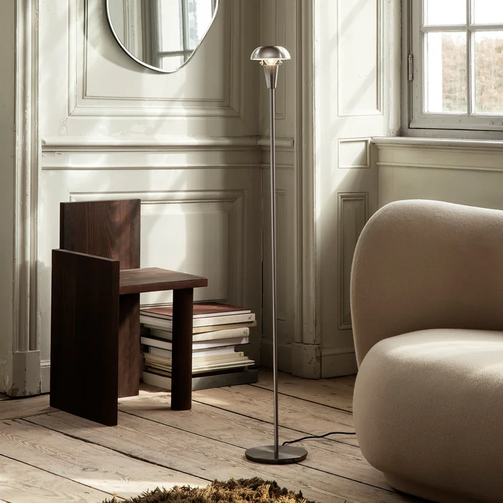 Tiny gulvlampe fra Ferm Living i nikkel finish