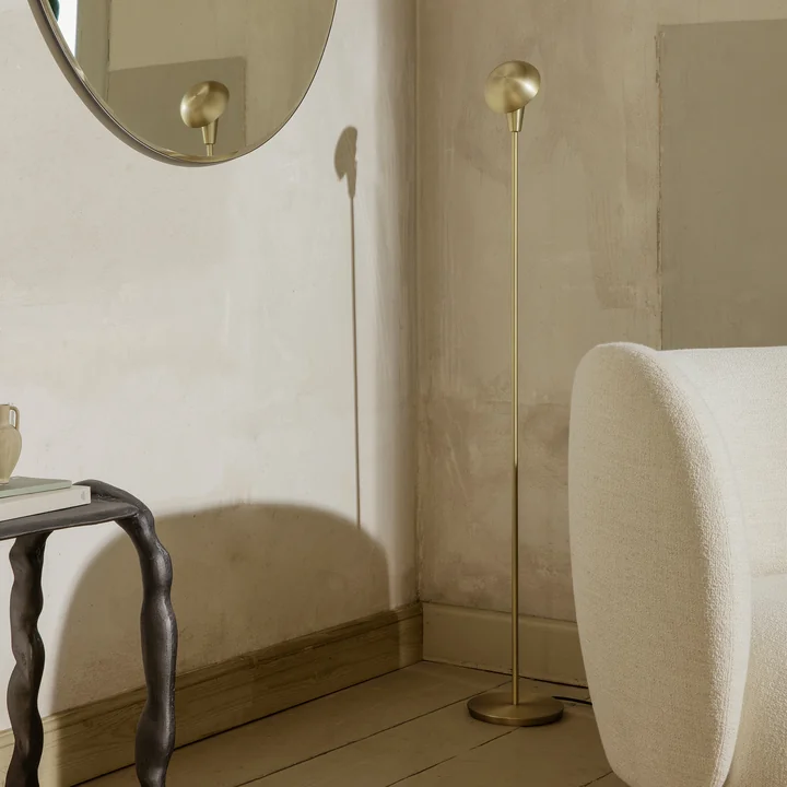 Tiny gulvlampe fra Ferm Living i messingversionen