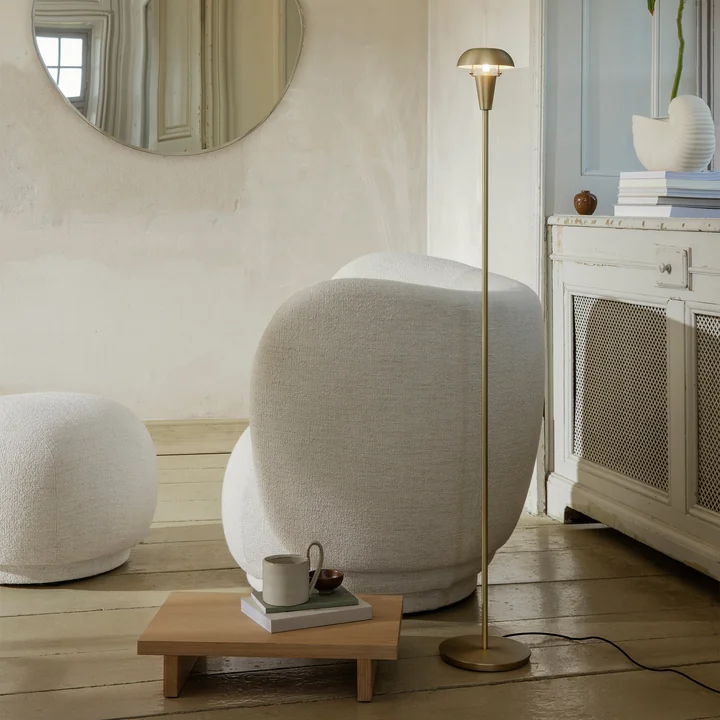 Lille gulvlampe fra Ferm Living i messing