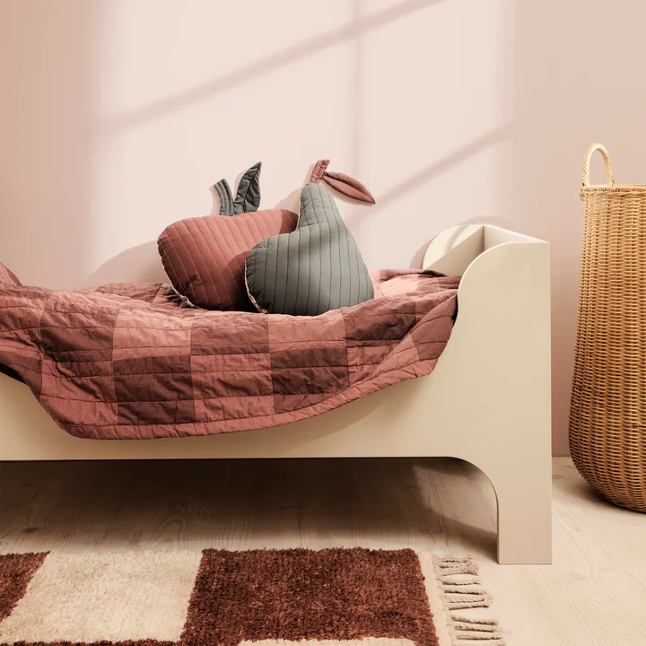 Sill børneseng fra Ferm Living i farven cashmere