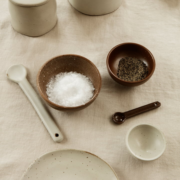 Petite skåle fra Ferm Living i hvid / brun
