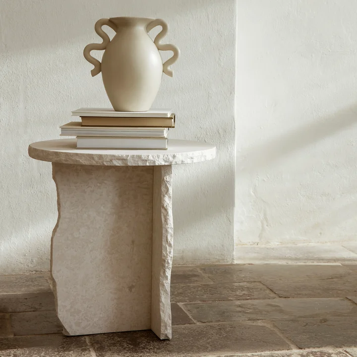 Skulpturbord i mineralmarmor af Ferm Living i versionen Bianco Curia