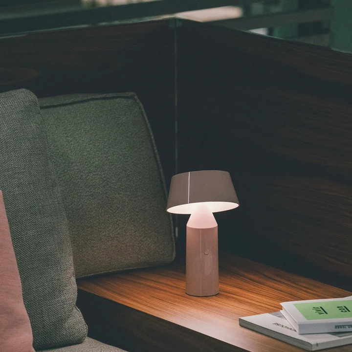 Bicoca LED bordlampe fra Marset i lyserød
