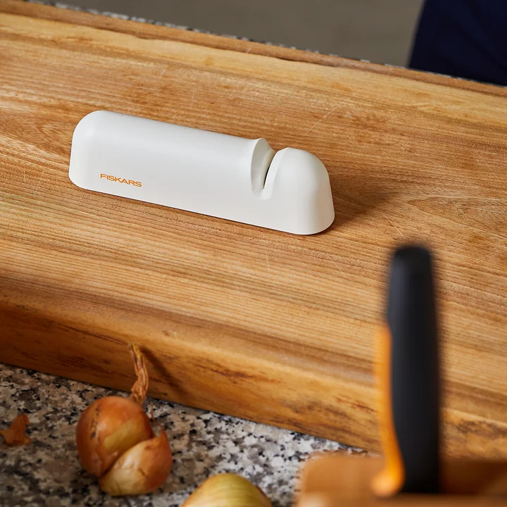 Functional Form knivsliber fra Fiskars i hvid/orange