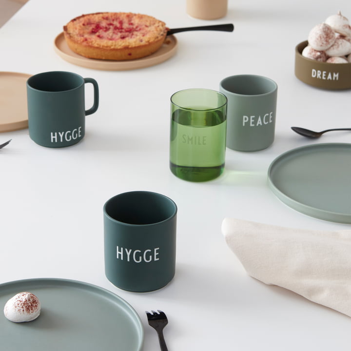 AJ Favourite porcelænskrus, Hygge i mørkegrøn fra Design Letters