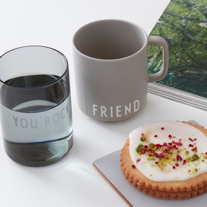 AJ Favourite porcelæn krus med hank, Friend i cool gray fra Design Letters