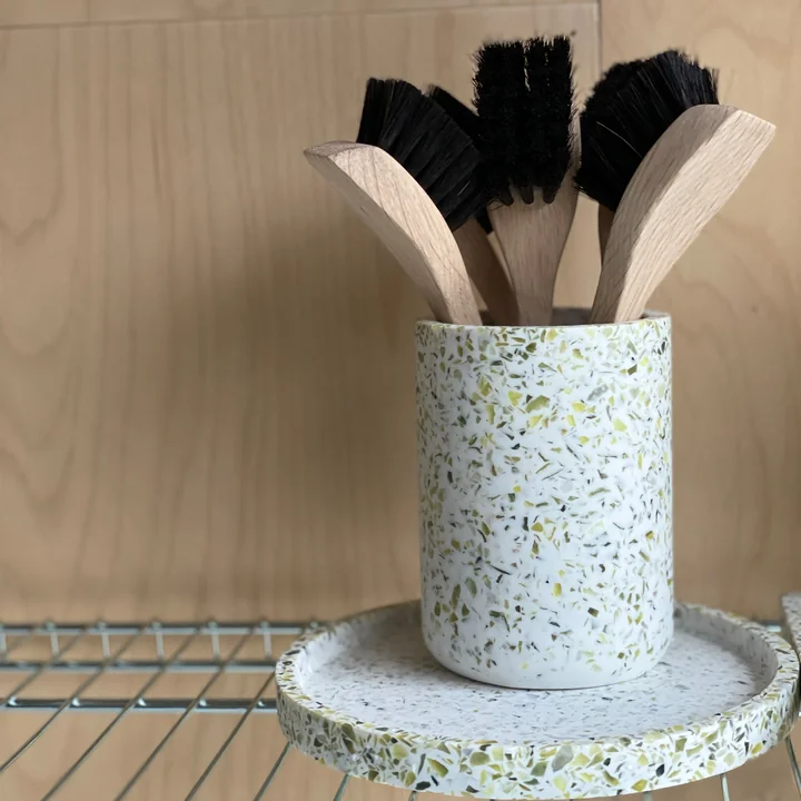 Opvaskebørste og terrazzo bakke fra Humdakin