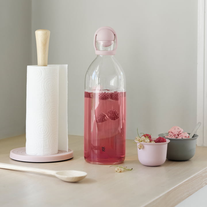 Roll-It køkkenrulleholder i rosa og Cool-It vandkaraflen i rosa fra Rig-Tig by Stelton