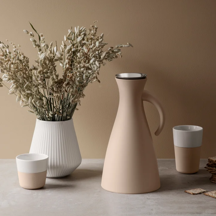 Caffé Lungo kop og Caffe Latte kop fra Eva Solo i farven soft beige