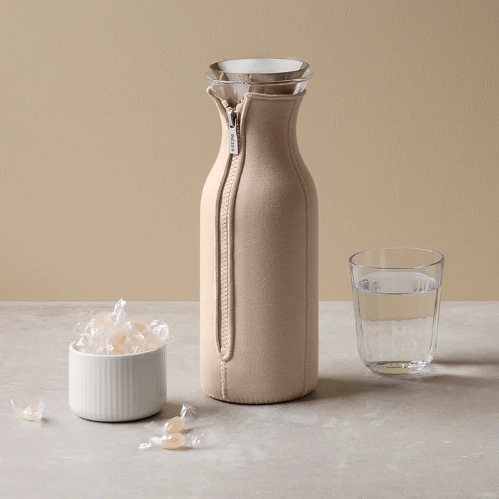 Køleskabskaraffel Woven 1. L fra Eva Solo i farven soft beige