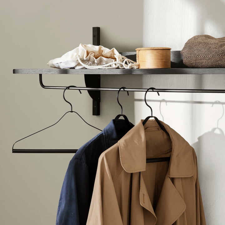 Sector væggarderobe fra ferm Living i sort ask / sort messing version