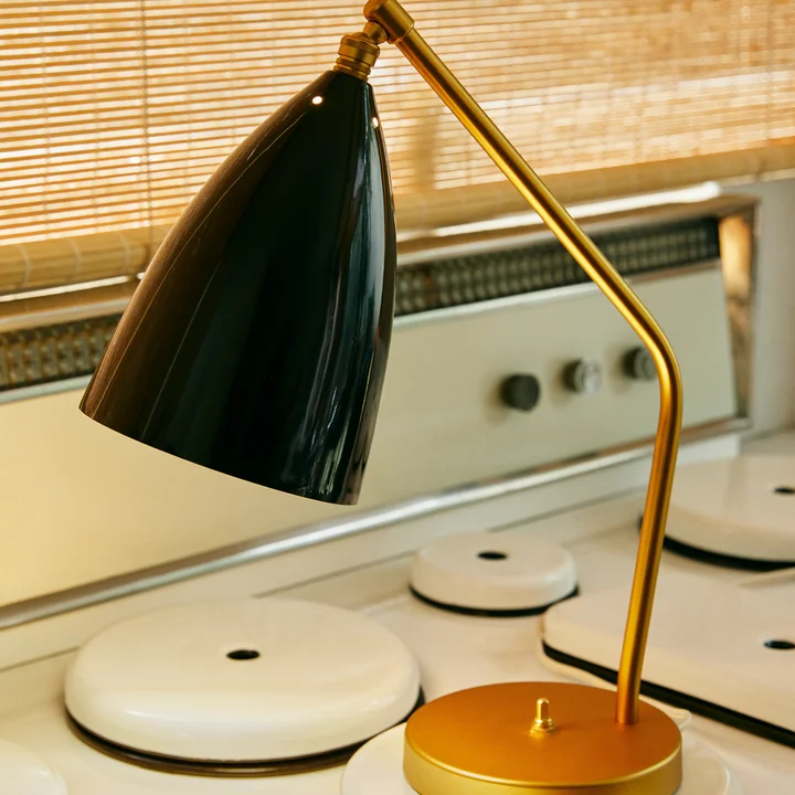 Gräshoppa bordlampe fra Gubi