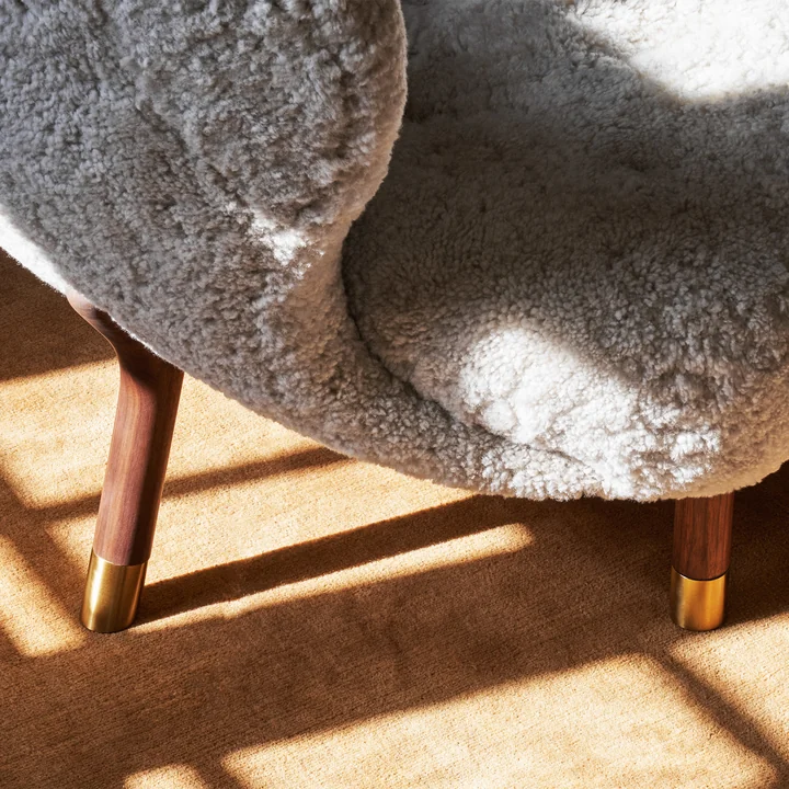 Little Petra VB1 Lounge Chair Limited Edition, valnød med messing / fåreskind Moonlight by & Tradition