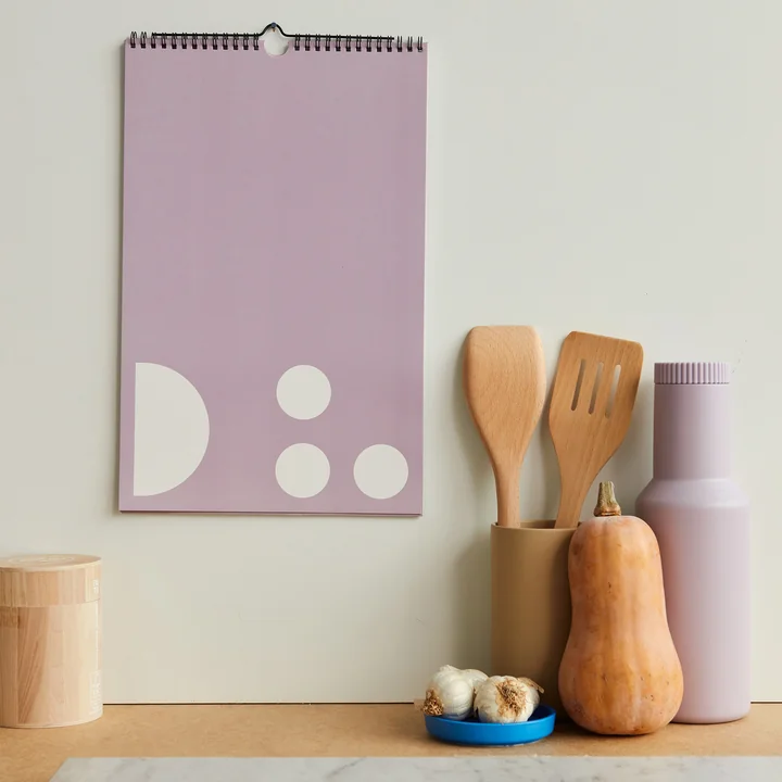 Vægkalender, månedsplanner, lavendel fra Design Letters