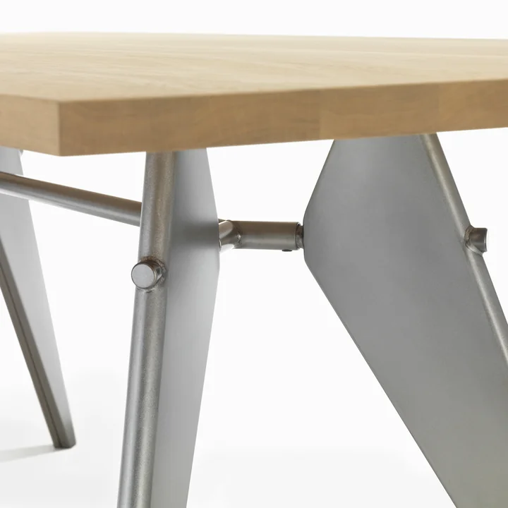 EM Table spisebord fra Vitra i naturlig eg / Prouvé Métal Brut version
