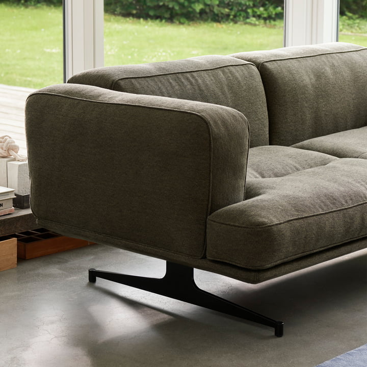 Inland Sofa AV22, 2-personers, mosgrøn (Clay 014) fra & Tradition