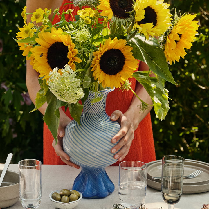 Mella Vase fra Broste Copenhagen i farven intens blå/råhvid