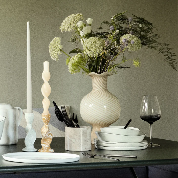 Mella vase fra Broste Copenhagen i farven taupe sand / off-white