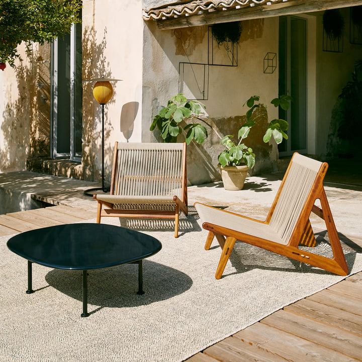 MR01 Outdoor Lounge stol fra Gubi i versionen Iroko natural / Sunfire Melange beige sand