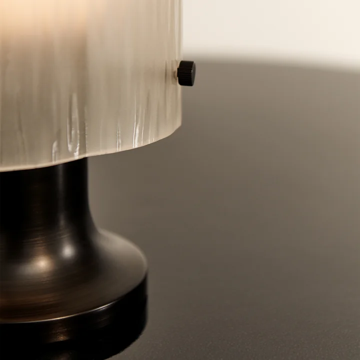 Seine bordlampe LED Outdoor fra Gubi i antik messing / matteret glas