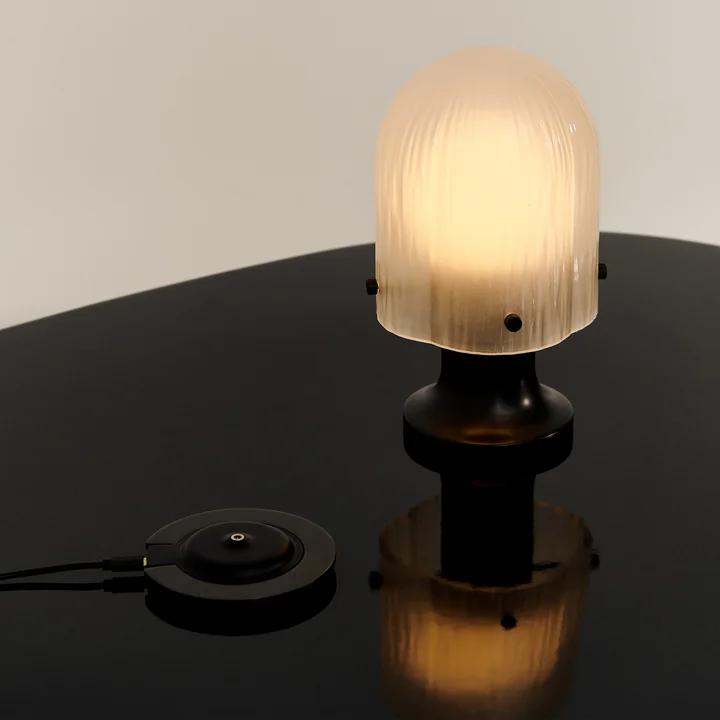 Seine bordlampe LED Outdoor fra Gubi i antik messing / matteret glas