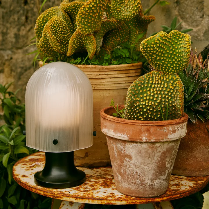 Seine bordlampe LED Outdoor fra Gubi i antik messing / matteret glas