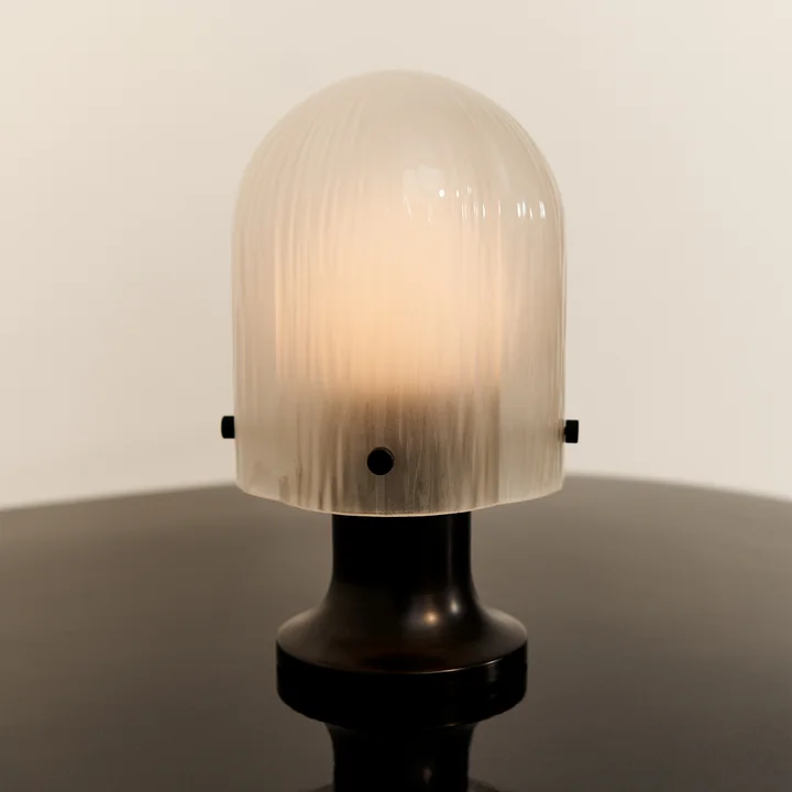 Seine bordlampe LED Outdoor fra Gubi i antik messing / matteret glas