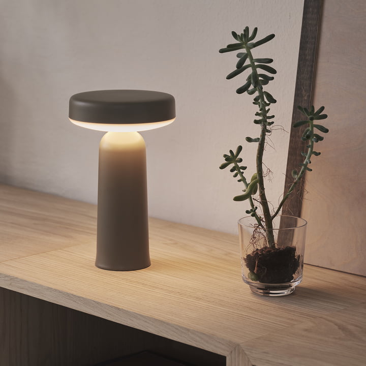 Ease Portable LED Outdoor batterilampe fra Muuto i farven taupe