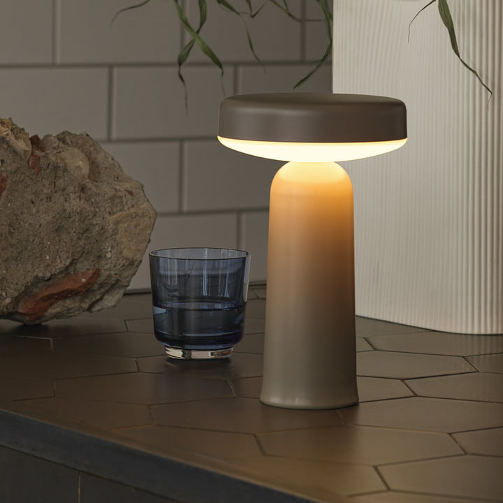 Ease Portable LED Outdoor batterilampe fra Muuto i farven taupe