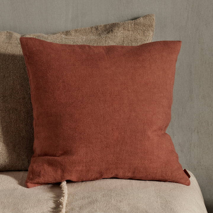 ferm Living - Heavy Linen Pude, 50 x 50 cm, bærrød