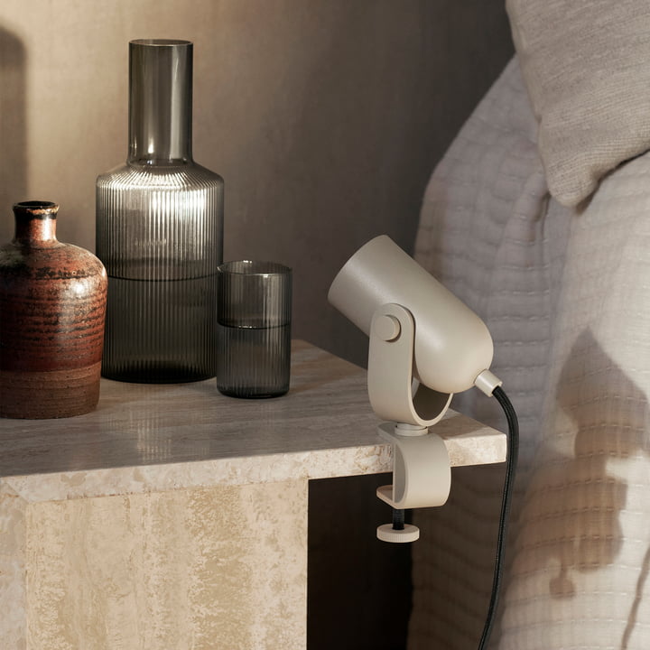 Ruuvi bordlampe fra ferm Living i farven cashmere