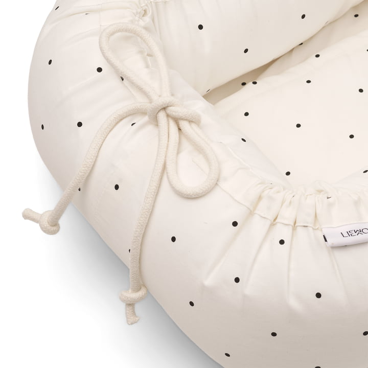 Gro babynest / bæresele fra LIEWOOD i det klassiske prikkede design, creme de la creme