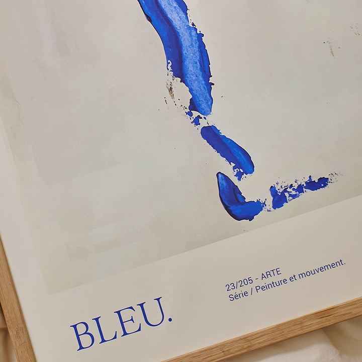 Bleu af Lucrecia Rey Caro fra The Poster Club