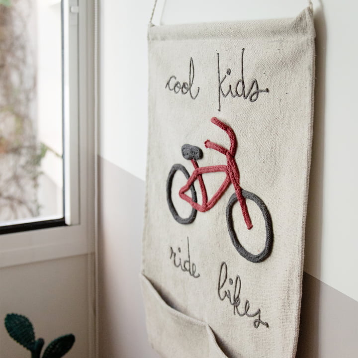 Tapestry Cool Kids Ride Bikes 45 x 70 cm Naturlig / Rød af Lorena Canals