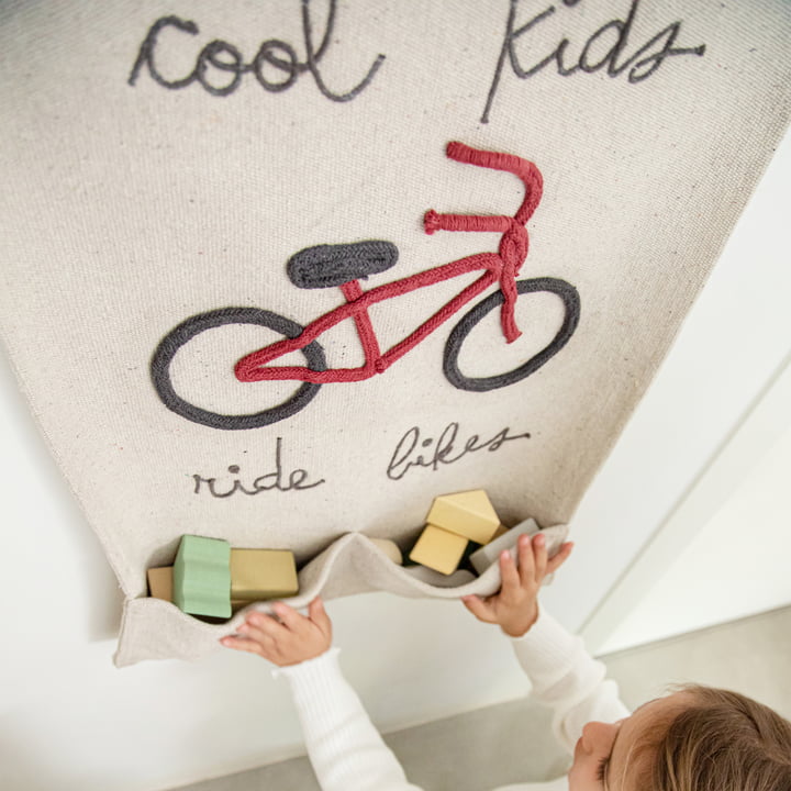 Tapestry Cool Kids Ride Bikes 45 x 70 cm Naturlig / Rød af Lorena Canals