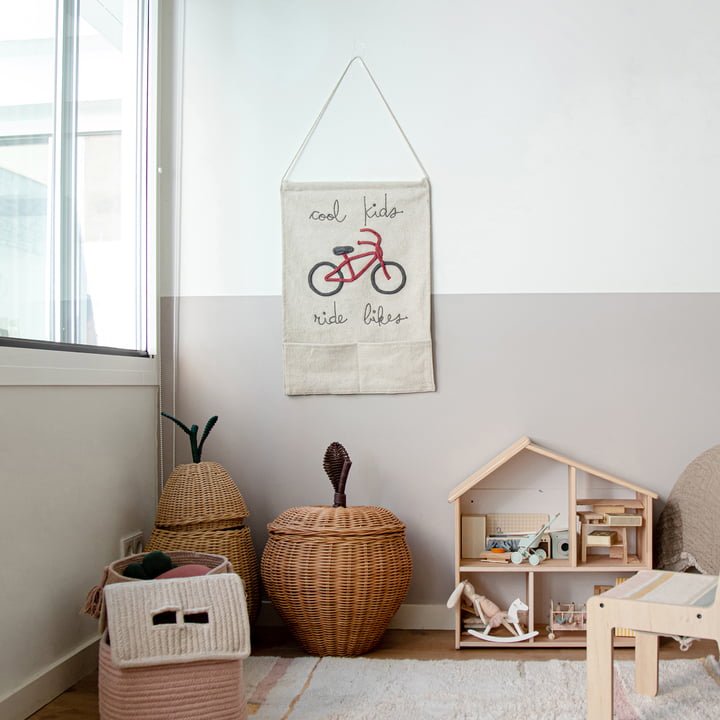 Tapestry Cool Kids Ride Bikes 45 x 70 cm Naturlig / Rød af Lorena Canals