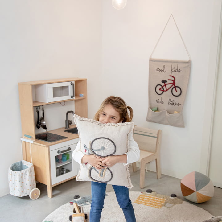 Tapestry Cool Kids Ride Bikes 45 x 70 cm Naturlig / Rød af Lorena Canals