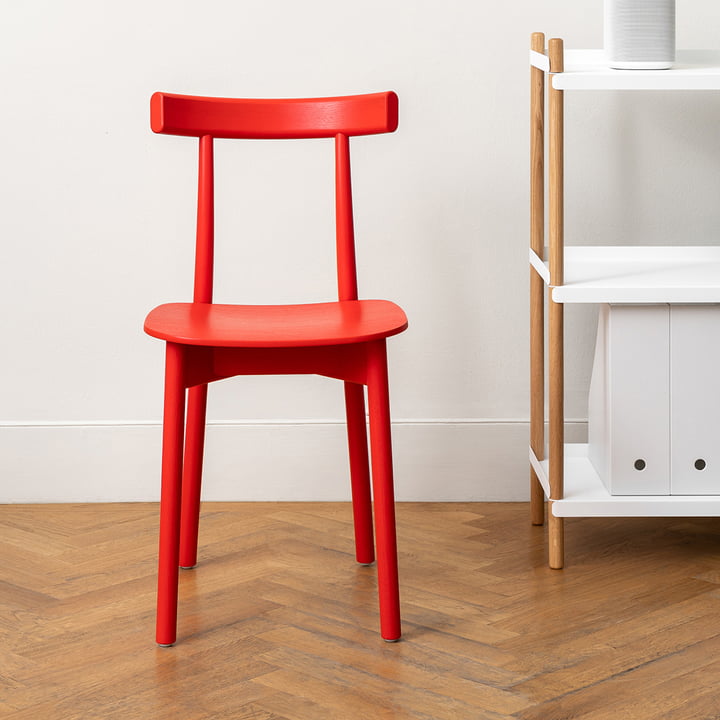 Skinny Wooden Chair i den røde version (RAL 3020)