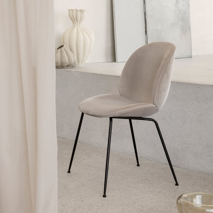 Gubi - Beetle Dining Chair fuldpolstret (Plastic Base), sort