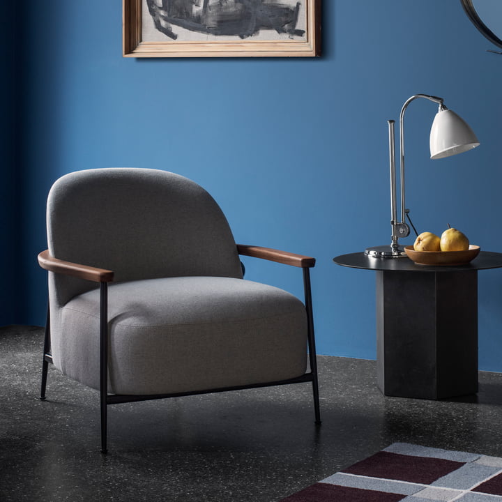Gubi - Sejour Lounge Chair med armlæn, mat sort / olieret valnød / Dedar Flair Special 202