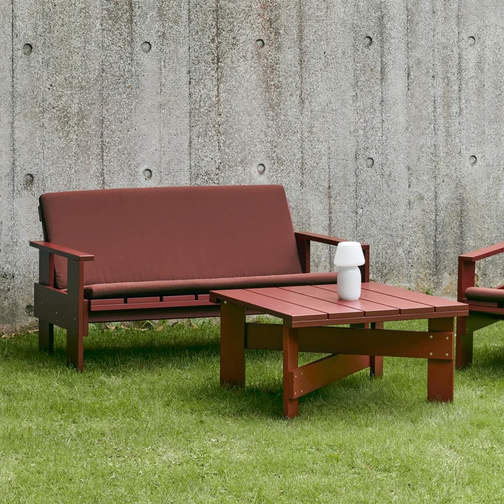 Crate lounge sofa med sædehynde og sidebord fra HAY