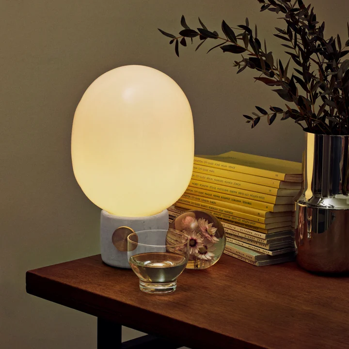 Audo - JWDA bordlampe, beton lysegrå / messing