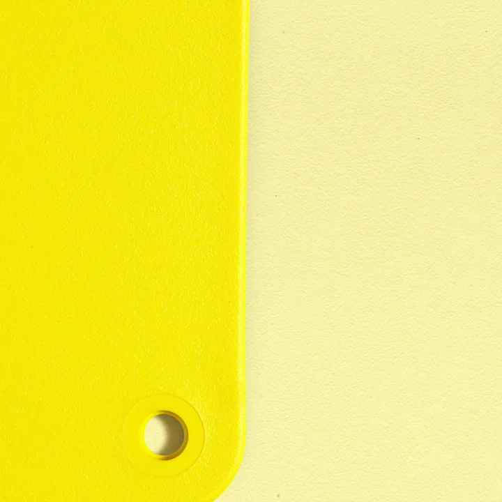 Eames Plastic RE materialeprøve fra Vitra i farverne sunlight og citron
