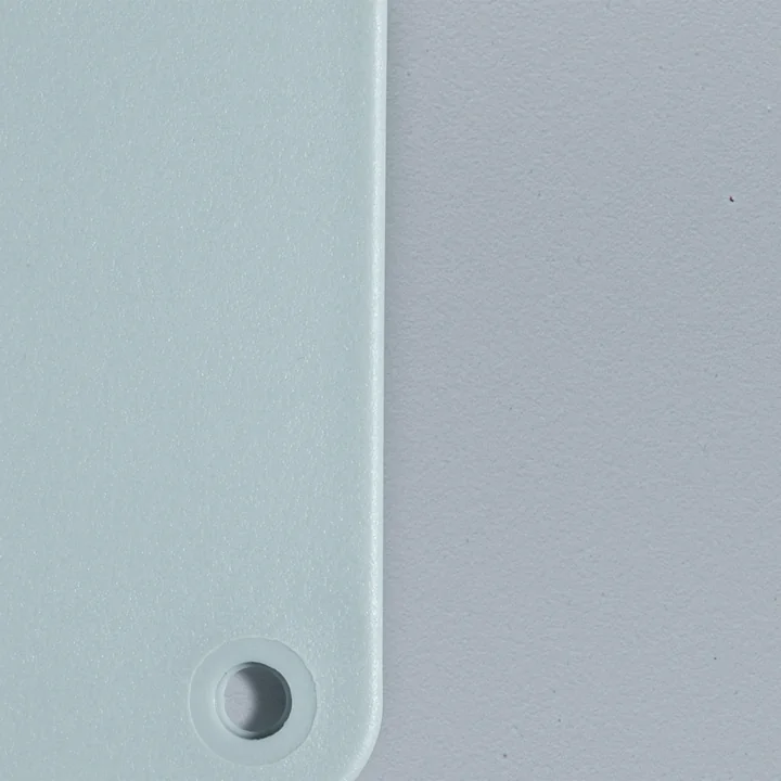 Eames Plastic RE materialeprøve fra Vitra i farven isgrå