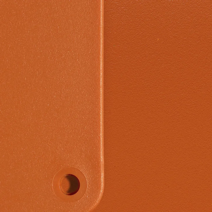Eames Plastic RE materialeprøve fra Vitra i farven rustrød